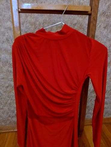 koja etek: Qırmızı ziyafət donu - Uzunqol, dar siluet - Yüksək yaxalı model - — 2