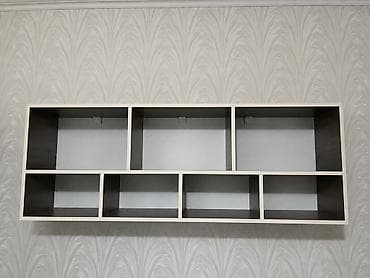 Divara quraşdırılan açıq rəf. Müasir və səliqəli dizayna malik bu rəf