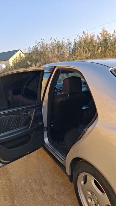 mercedes c dizel: Mercedes-Benz E 240: 2.4 l | 1998 il Sedan — 7