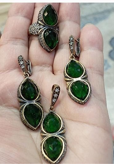 Zərgərlik dəsti – üzük və sırğalar - Dizayn: damla formalı iri yaşıl