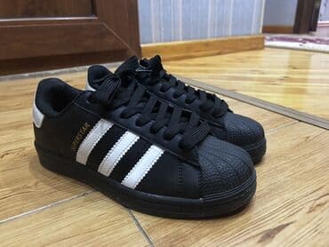 krasofka qiz ucun: Qara rəngdə, klassik “shell-toe” dizaynlı idman ayaqqabısı. - Model — 2