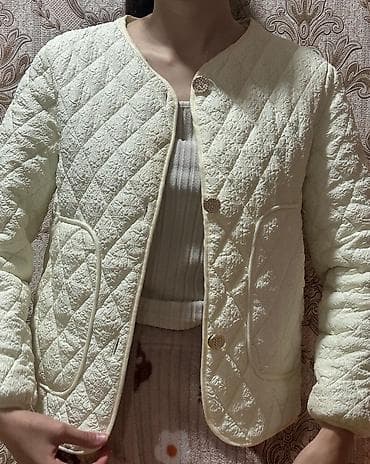 Qadın üçün yastı tikişli, kapitone üslubda qısa jaket.gödəkcə