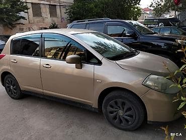 Nissan Tiida – hetçbek - Kuzov: 5 qapılı hetçbek, qızılı rəng -