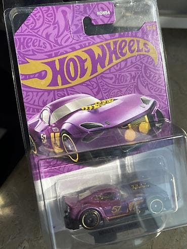 Hot Wheels kolleksiya modeli – Purple/Gold temalı xüsusi buraxılış — 1