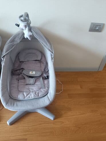 uşaq taxta qumqabısı: Körpələr üçün nəzərdə tutulmuş boz rəngli yelləncək. Bu yelləncək — 1