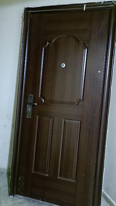 Dəmir giriş qapısı – tünd ağac teksturalı dekor paneli ilə. 2.20