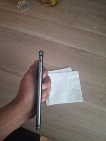 ipad 8 ikinci el: IPhone 8 Plus, Qara, Qırıq — 4