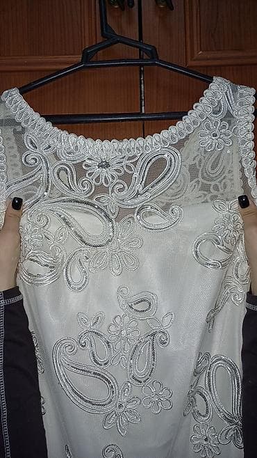 Bir neçe defe geyinilib. Ön hisse bağlı, kürek hisse açigdir. 15 — 2