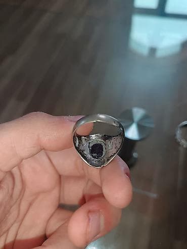 Qol saatları və aksesuarlar: Kişi üzüyü – oval qara daşlı əqiq - Material: metal əsas (gümüş rəngli — 5