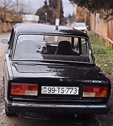 chevrolet volt salon: LADA 2107 sedan – klassik dizaynlı, qara rəngdə. Xüsusiyyətlər: - — 4