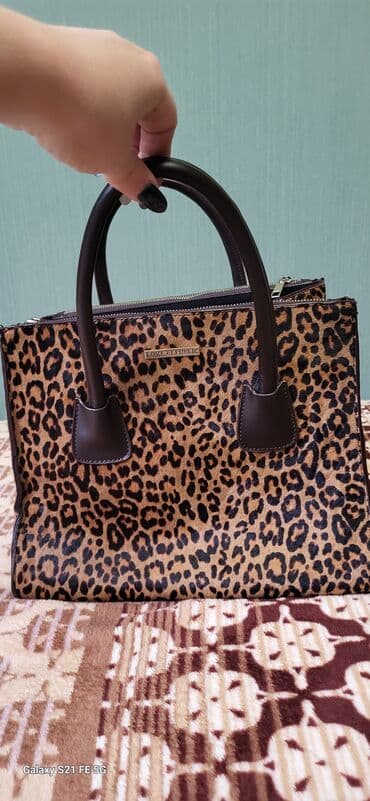 Toy paltarları və aksesuarları: Canta satilir. yenidir. materiali mexdir. őlculeri: uzunlugu 30 sm — 2