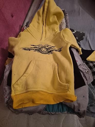 qirmizi kofta: Usaqlar ucun geyimler birlikde satilir kim isdese vatsap nomreye — 1