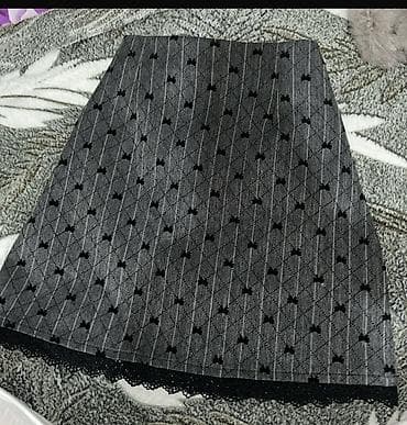 Qısa ətək – boz rəng, fiqurlu naxışlı L razmer yazilib ancaq M ucun