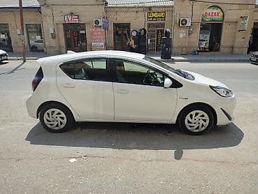 isotto sukan: Toyota Aqua hibrid hetçbek - Rəng: ağ - Korpus: 5 qapılı hetçbek — 2