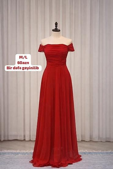 Ziyafət donu qırmızı rəngdədir və zərif off-şoudler dizaynına