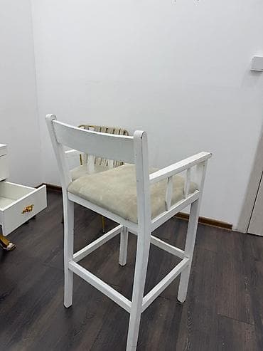 magaza vitrin: Vizaj masası və vitrin dəsti - Geniş iş səthi olan ağ vizaj masası - — 4