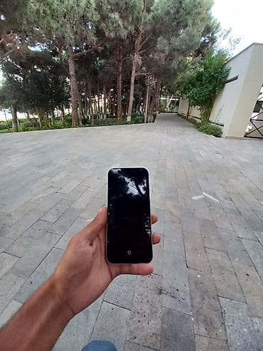 Smartfon – 4,5–5 düymə yaxın ekranlı, ön hissədə kapasitiv “ev”