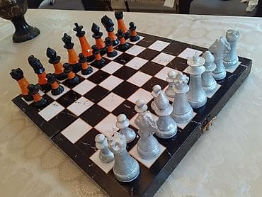 Özəl hazırlanmış əl işidir. Sərt materialdan təşkil olunub. Yer