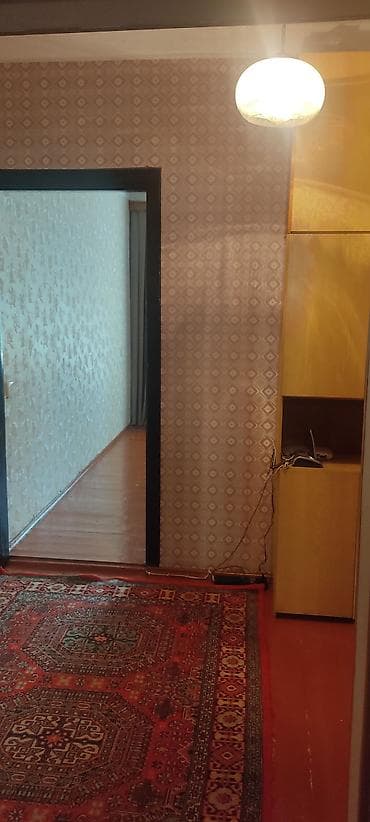 70 m2-lik köhnə tikili mənzil kirayə verilir. Mərtəbə 3/9. Qaz,su,işıq — 2