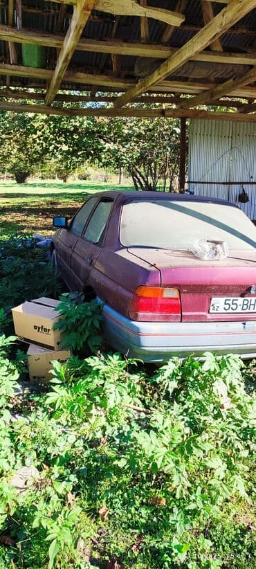 Ford Orion sedan – 4 qapı, bənövşəyi/qırmızı rəng. Nömrə: 55-BH-883