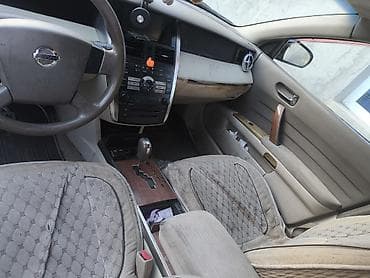 cd disklər: Nissan Teana – gümüşü sedan Xüsusiyyətlər: - Korpus: 4 qapılı sedan — 5