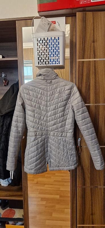 the nort face: The North Face qadın şişmə gödəkçə - Rəng: açıq boz - Ölçü: XS — 2