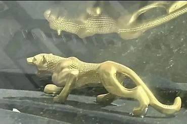 vitor formula: Qızılı rəngli panter/çəta (yırtıcı pişik) fiquru – avtomobil paneli və — 1