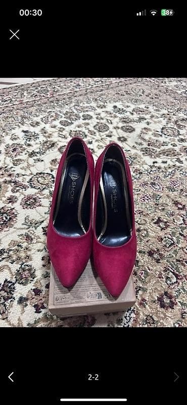 Qadın klassik tufli – dərin tünd çəhrayı (mərcan/şərab) rəngdə, incə