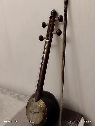 Kamança satilir keçmişindi esl agacdan. Bir yerində qırığı var