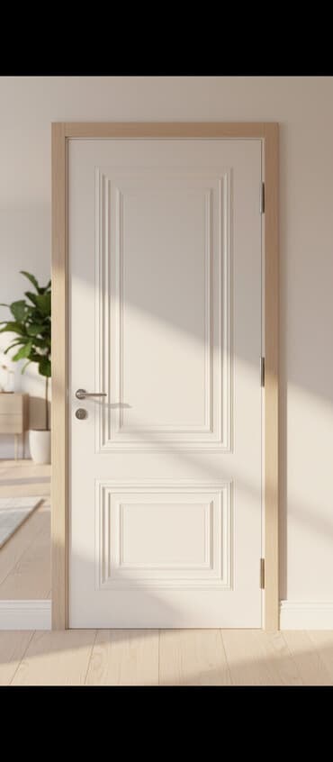 Ağ rəngdə, klassik dizaynlı qapı. Bu qapı evinizə zəriflik və