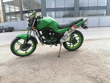 mopet elektrik: Yaşıl-qara rəng sxemində tüninq edilmiş yol motosikleti — 5
