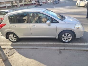 Nissan Tiida hatchback - Kuzov: 5 qapılı hatchback, gümüşü rəng -