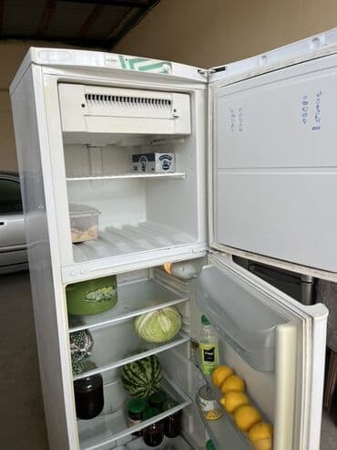 Техника для приготовления еды: Б/у 2 двери Indesit Холодильник Продажа, цвет - Белый, С колесиками — 5