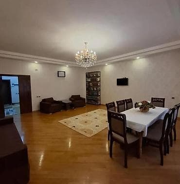 Geniş və işıqlı mənzil interyeri - Xol: Giriş hissəsində yerə taxta