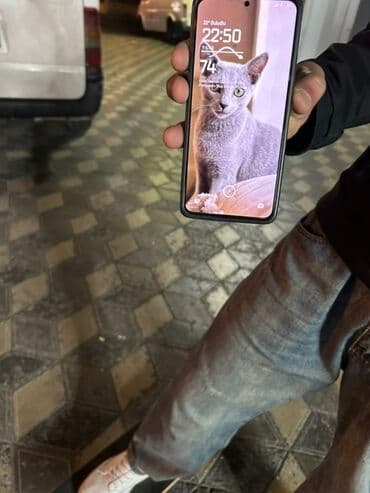 galaxy s6 edge: Smartfon – böyük ekranlı, ön kameranın mərkəzi “punch‑hole” kəsiyi — 4