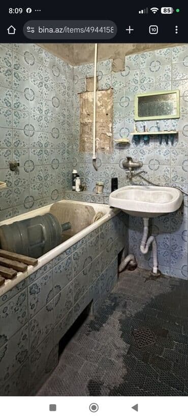 Vanna - Divarlar: mavi naxışlı keramik plitələr - Döşəmə: mozaika