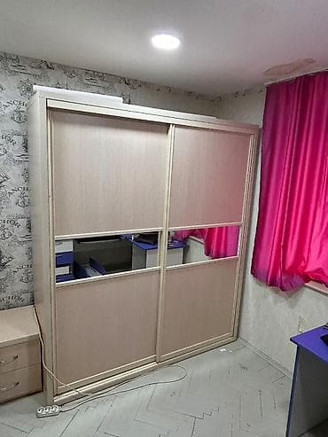 Kravat və şkaf. Yaxşı vəziyyətdədir. Şəkildə nə varsa hamısı verilir