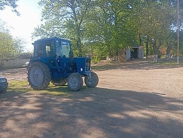 dizel generatorlar: Məhsul: Belarus markalı təkərli traktor Xüsusiyyətlər: - Korpus: mavi — 9