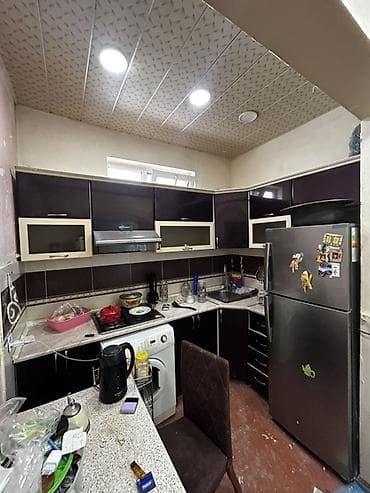 kuxna mebeli: Mətbəx mebeli dəsti – L formalı, tünd bənövşəyi rəngdə parlaq fasadlar — 1