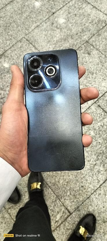 Smartfon – şüşəparıltılı tünd mavi/göy arxa panel, böyük kvadrat