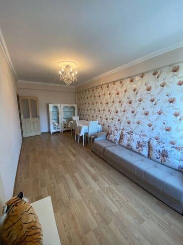 Gənclik m\s-nın düz yanında 5 mərtəbəli binanın 4-cü mərtəbəsində