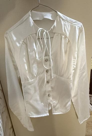 sumqayitda ucuz paltarlar: Ağ rəngli köynək,bluz Atlas parçadır. Heç geyinilməyib. Ölçü uyğun — 1