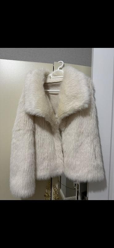 Ağ rəngdə süni kürk qadın kürkü - Model: qısa, belə qədər uzunluq - lalafo.az -da Ağ rəngdə süni kürk qadın kürkü - Model: qısa, belə qədər uzunluq -