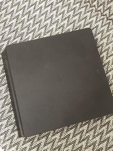 PlayStation 4 Slim oyun konsolu + 2 ədəd DualShock 4 pultu - Model