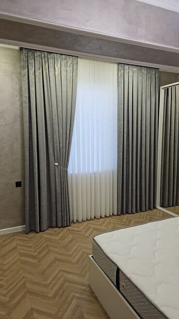 07 perde: Qalın, boz rəngli, zərli naxışlı pərdələr otağa zərif və dəbli bir — 1