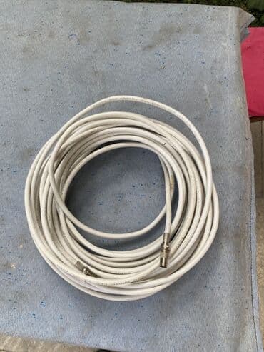 bnc to lan: Ağ rəngdə uzun koaksial kabel. Kabelin hər iki ucunda birləşdirici — 1