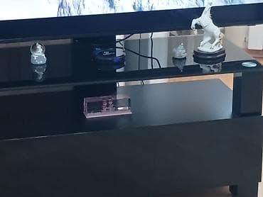 tv 43: Yeni, Düz TV altlığı, Polkalı, Şüşəli — 1