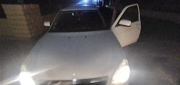 muhərrik satışı: Ağ rəngli sedan avtomobil Xüsusiyyətlər: - Kuzov: 4 qapılı sedan, ağ — 2