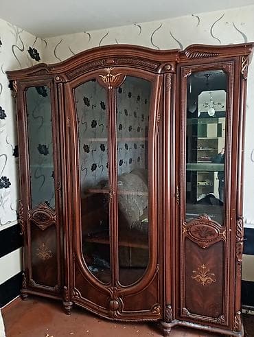 Şüşəli dolab vitrini