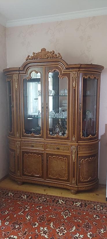 ayakqabı dolabı: Klassik üslubda vitrin-bufet - Material: ağac konstruksiya, üzərində — 3